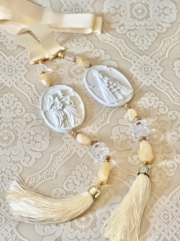 Escapulário de Porta medalha resina branca