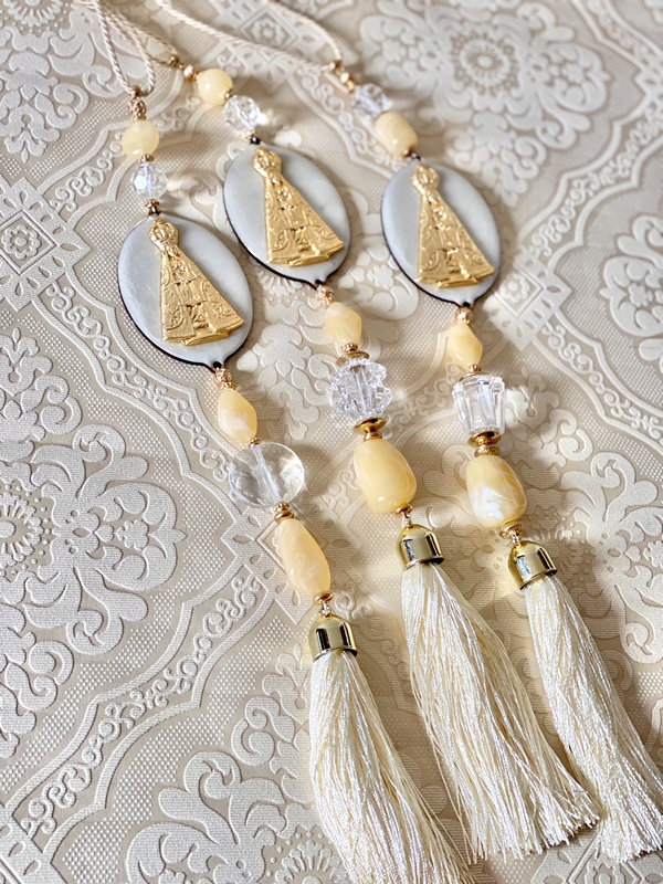 Pingente de Porta com Medalhas em Madeira douradas e oração