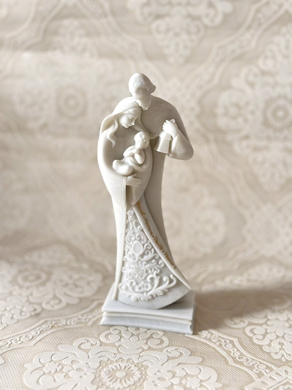 Sagrada Família estilizada 25cm em Pó de Mármore