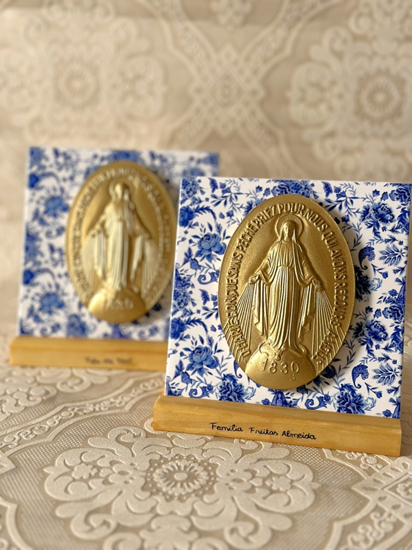 Azulejo 15cm x 15cm estampa floral exclusiva, medalha em pintura dourada