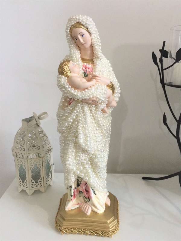 Nossa Senhora da Divina Providência 40cm em pérolas