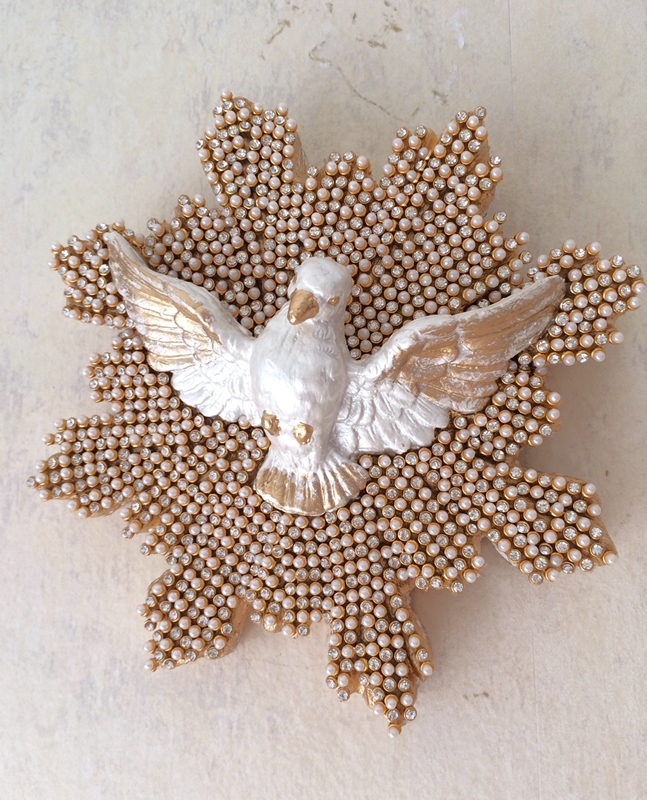 Divino Espírito Santo com 16cm em strass e pérolas