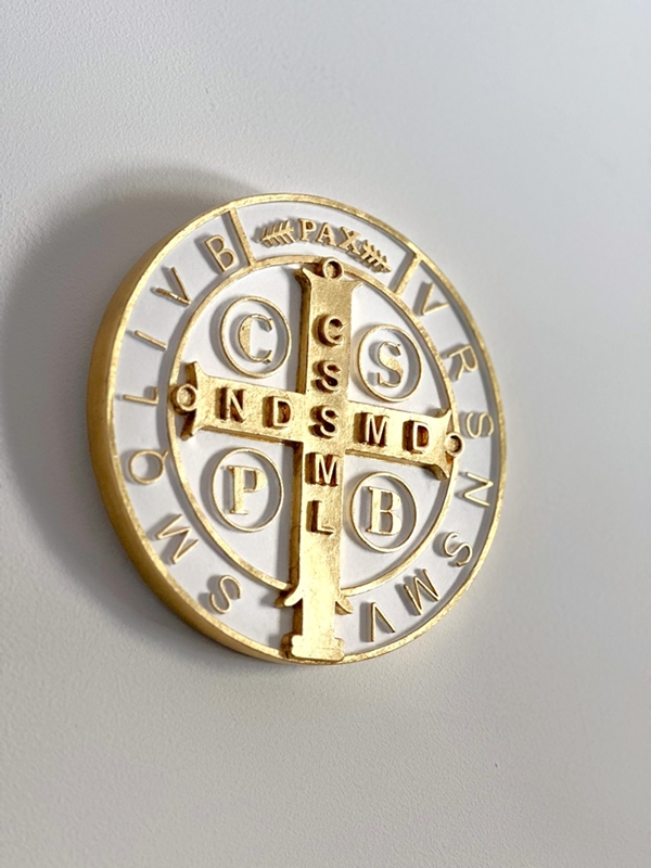 Medalha São Bento com 20cm em folha de ouro