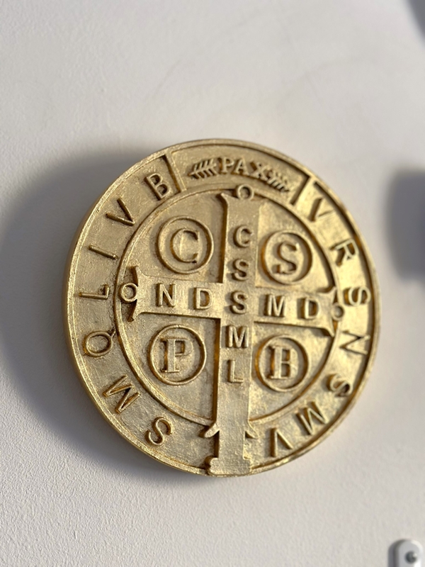 Medalha São Bento com 20cm em pintura envelhecida